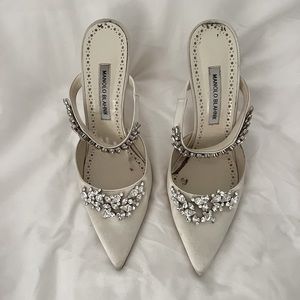 MANOLO BLAHNIK
Lurum 90 crystal-embellished satin mules